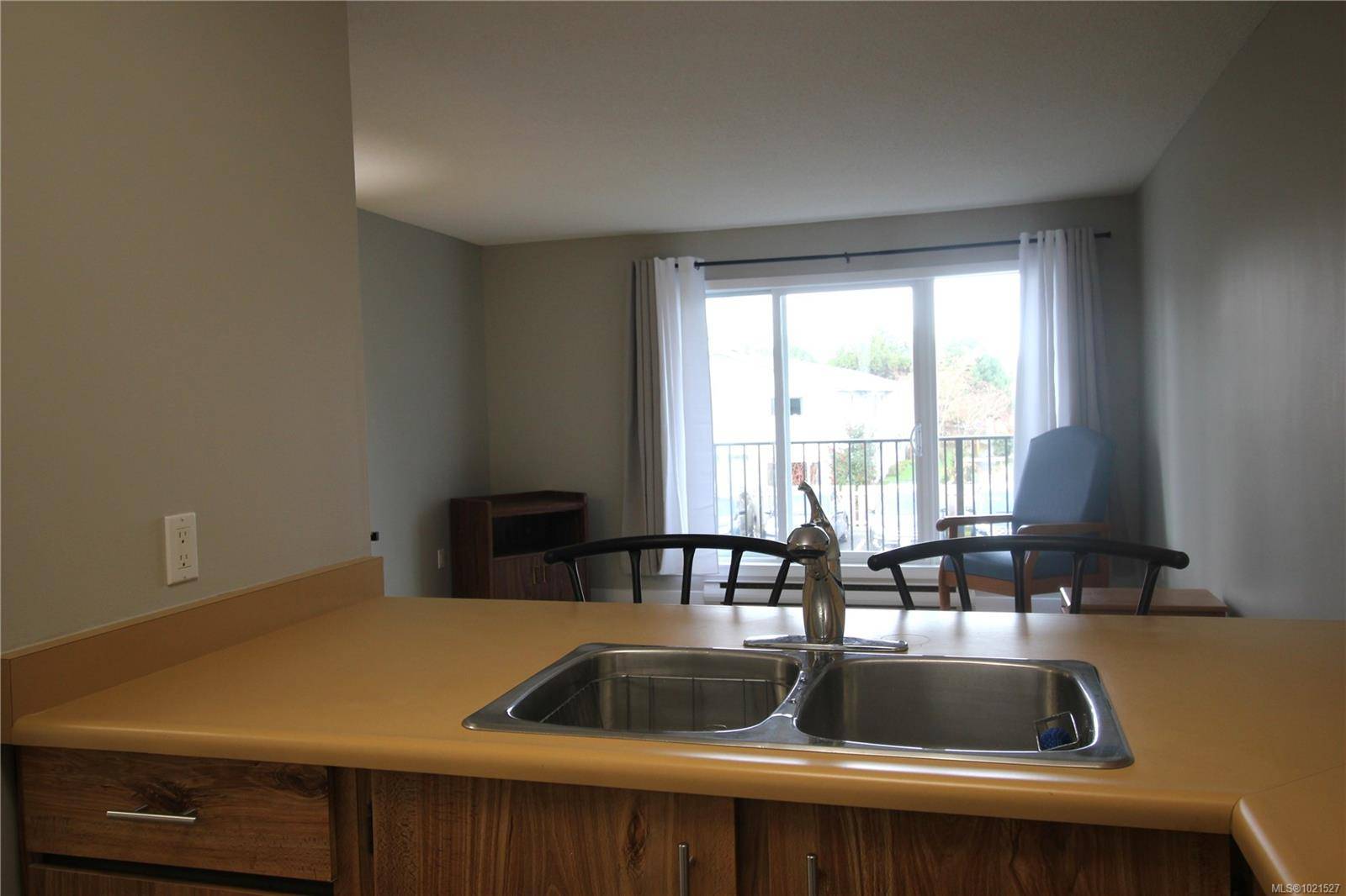 Duncan, BC V9L 2W9,2515 Alexander St #204