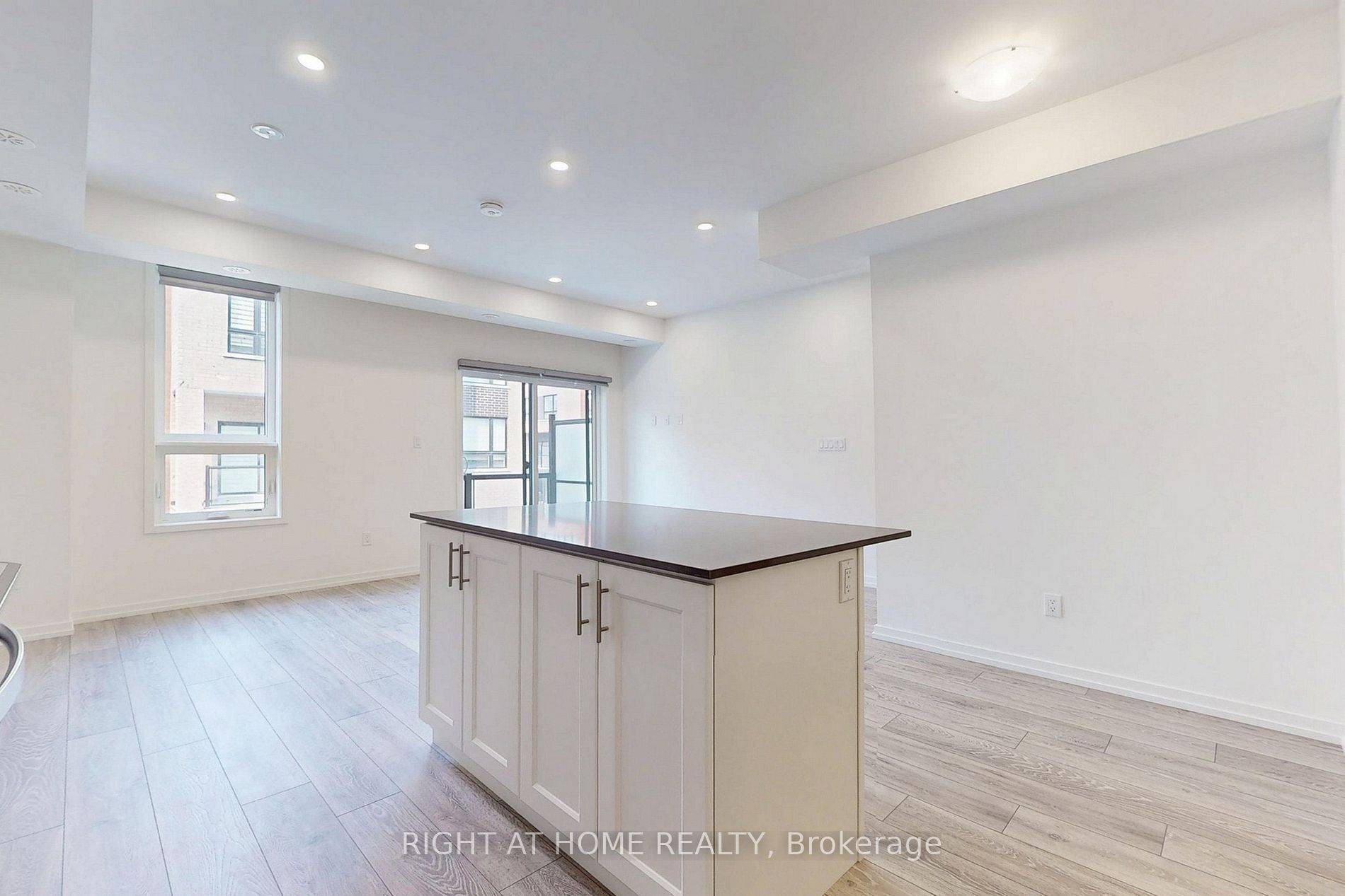 Newmarket, ON L3Y 0H4,17 Lytham Green CIR #4