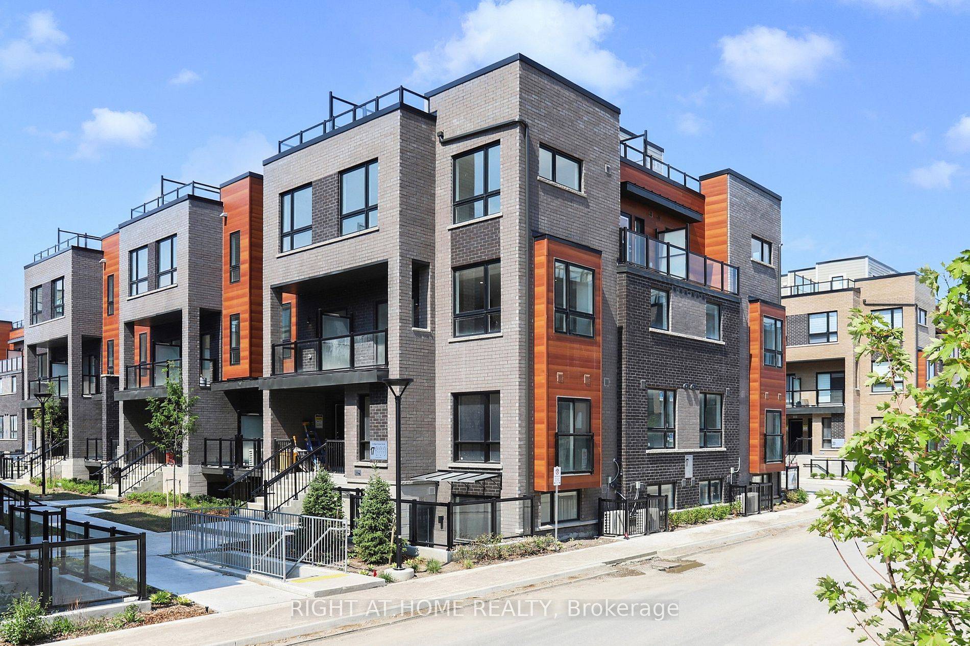 Newmarket, ON L3Y 0H4,17 Lytham Green CIR #4