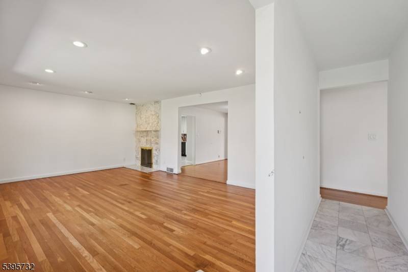 Livingston Twp., NJ 07039,6 Arrow Dr