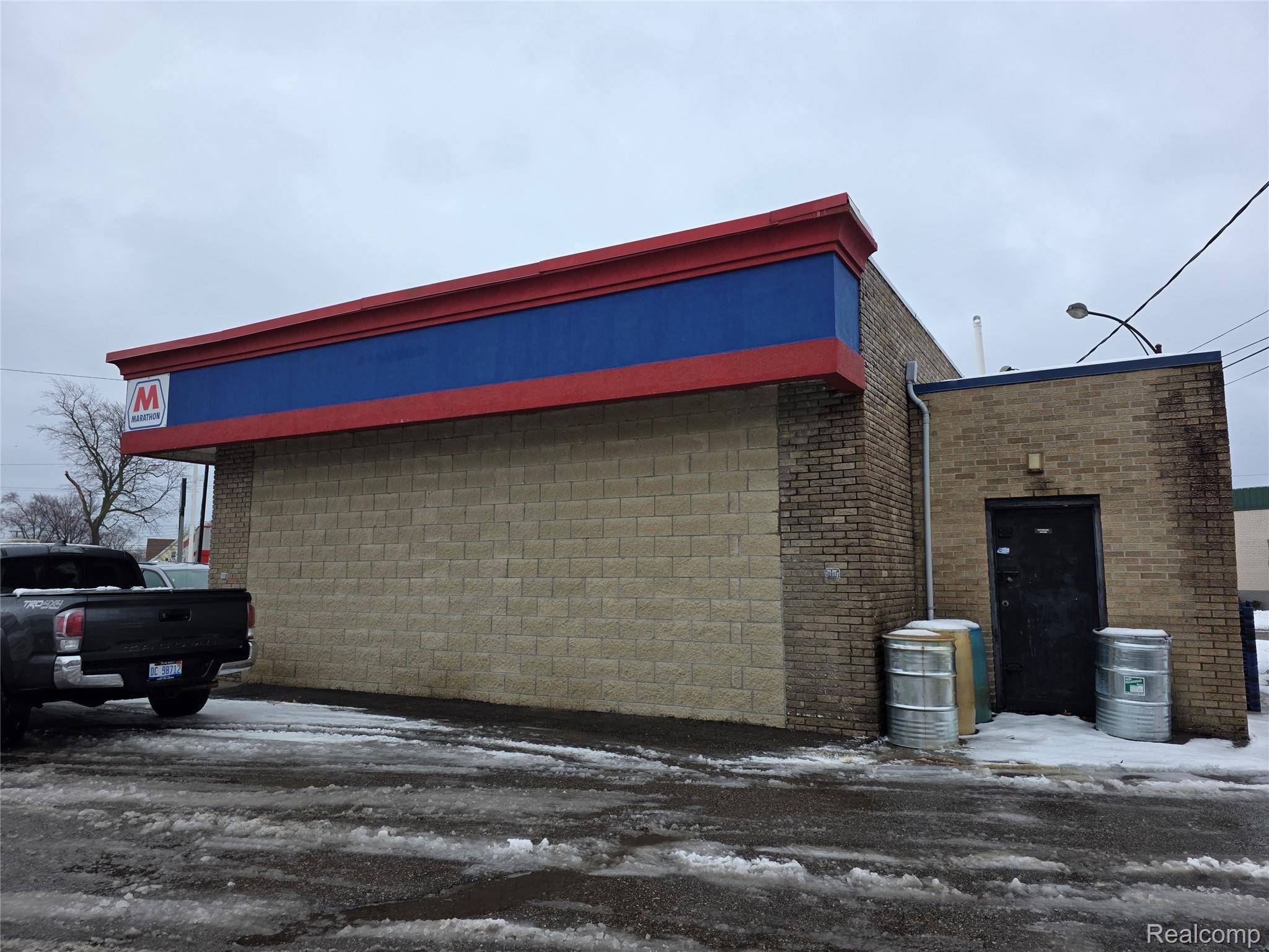 Lincoln Park, MI 48146,2476 Dix HWY