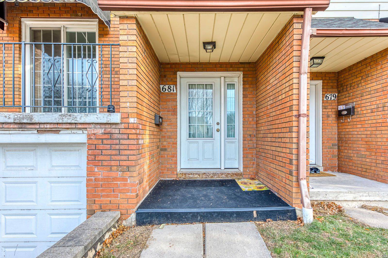 Burlington, ON L7N 2X6,681 Cumberland AVE