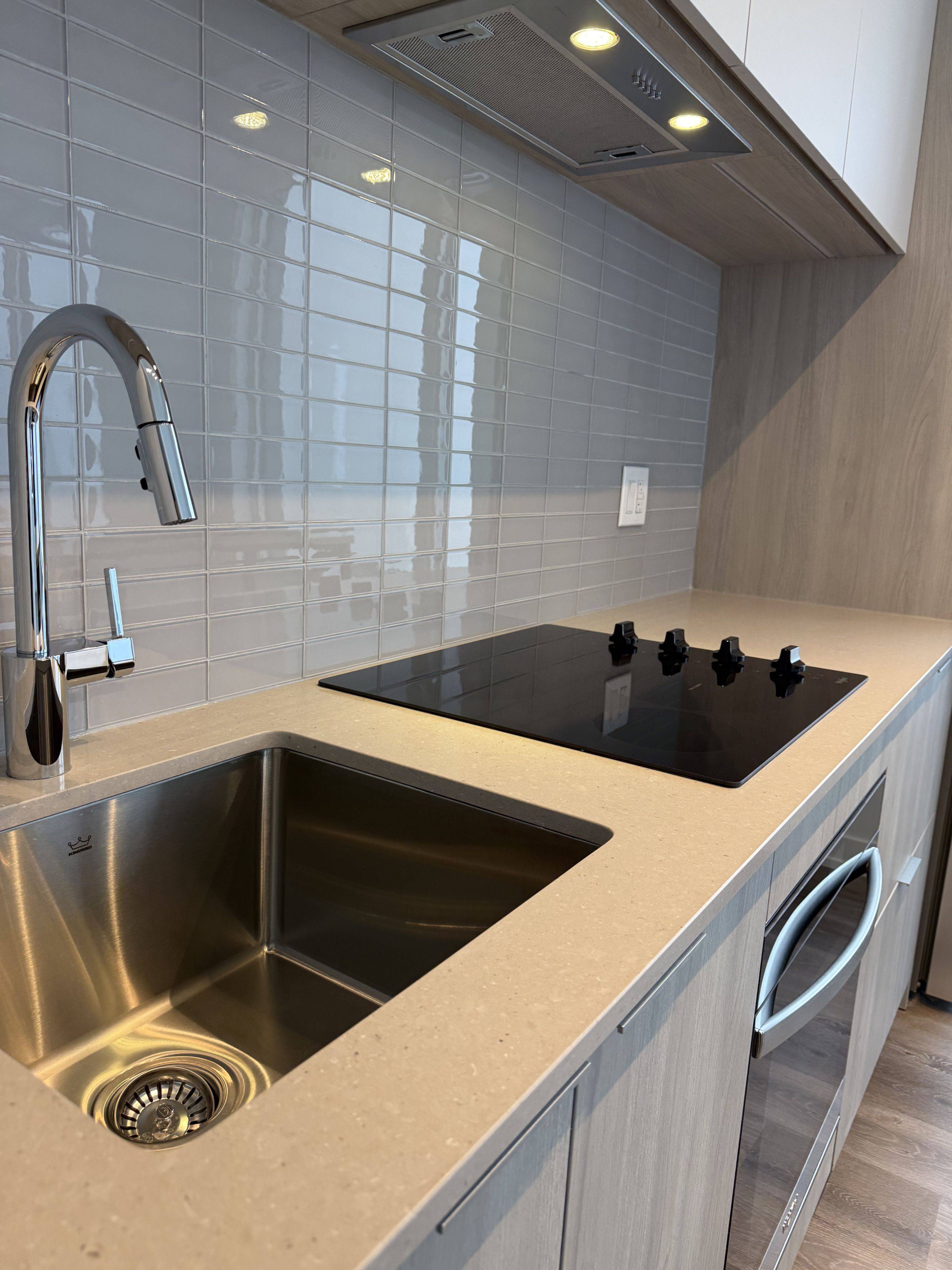 Mississauga, ON L5B 0G6,395 Square One DR #4008