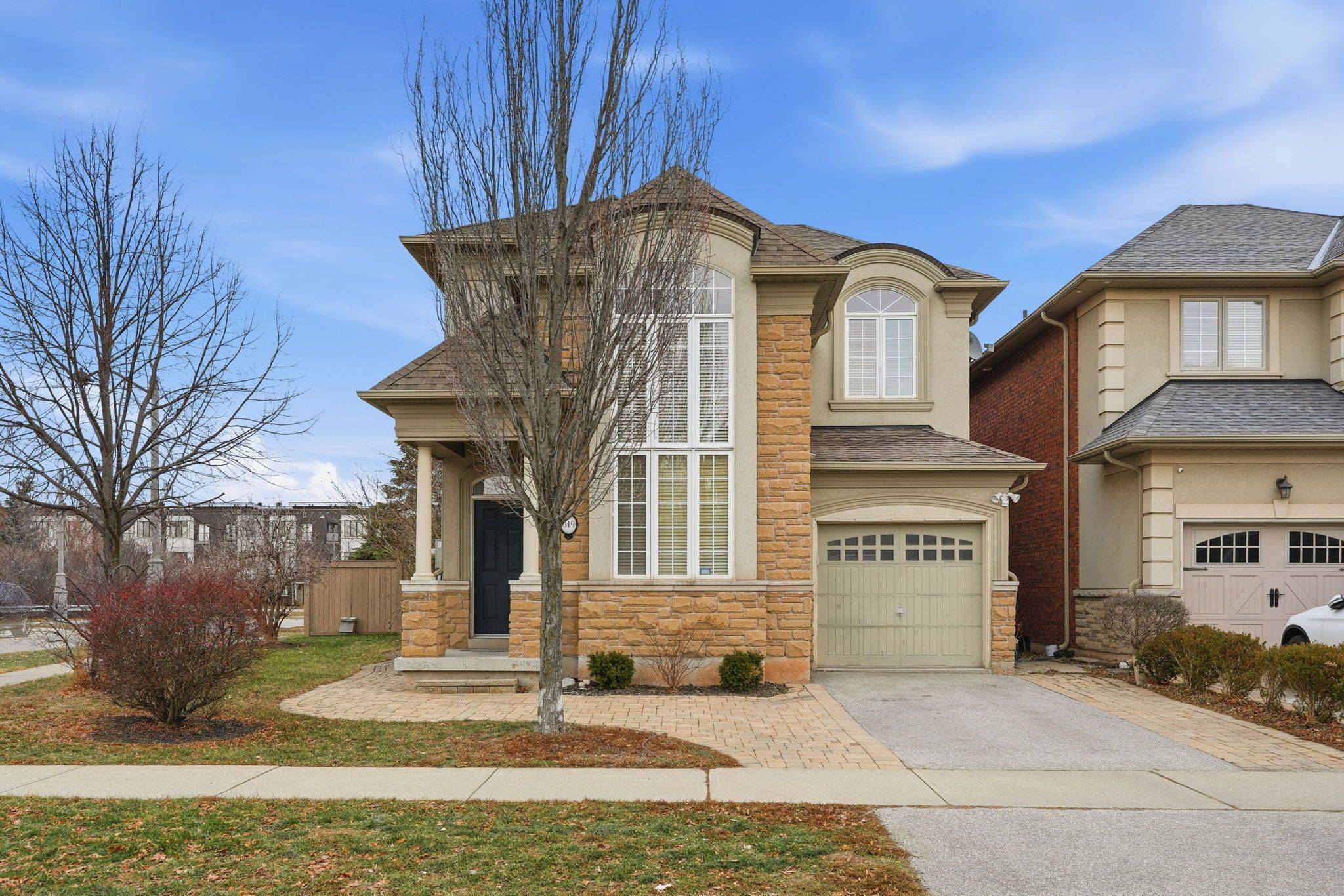 Oakville, ON L6L 6X6,319 Duskywing WAY