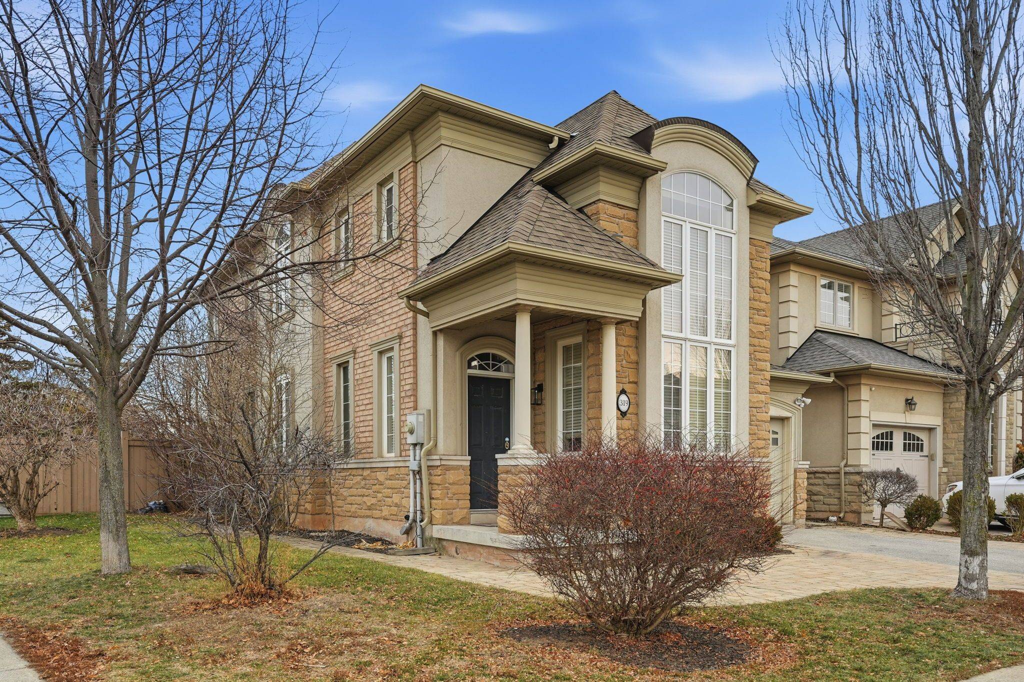 Oakville, ON L6L 6X6,319 Duskywing WAY