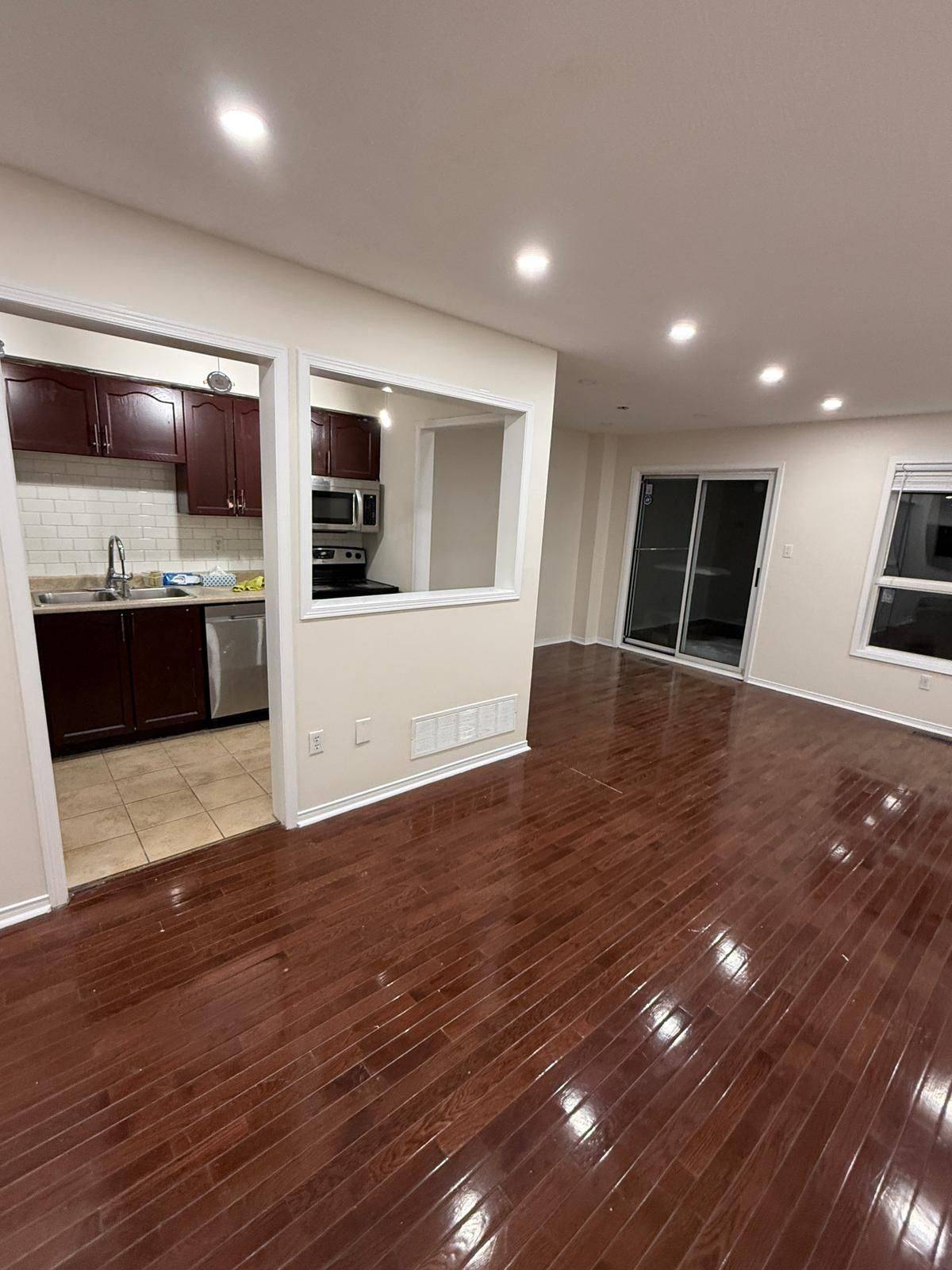 Brampton, ON L6V 4L9,100 Brickyard WAY #70