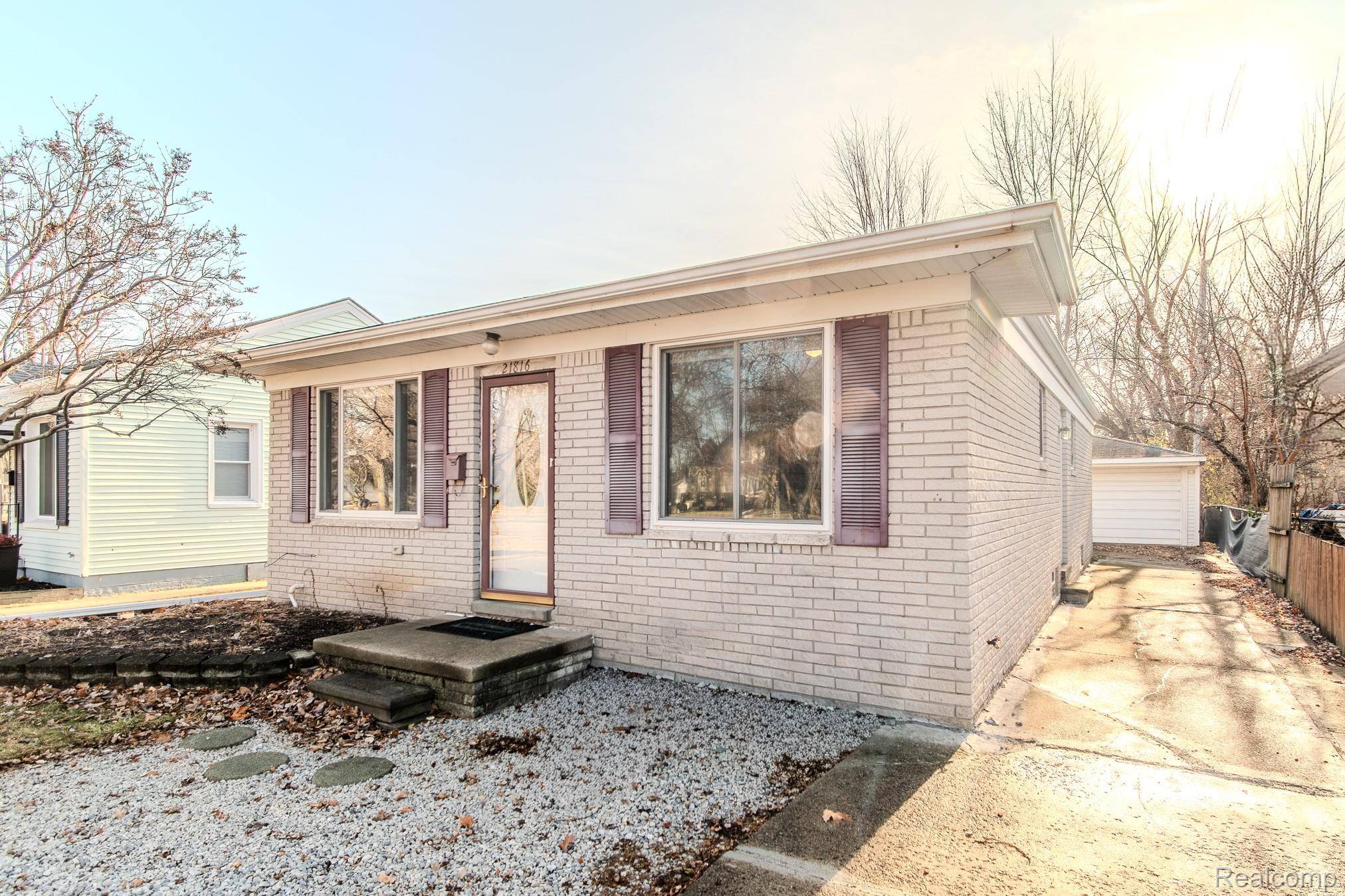 St. Clair Shores, MI 48080,21816 E 10 Mile RD