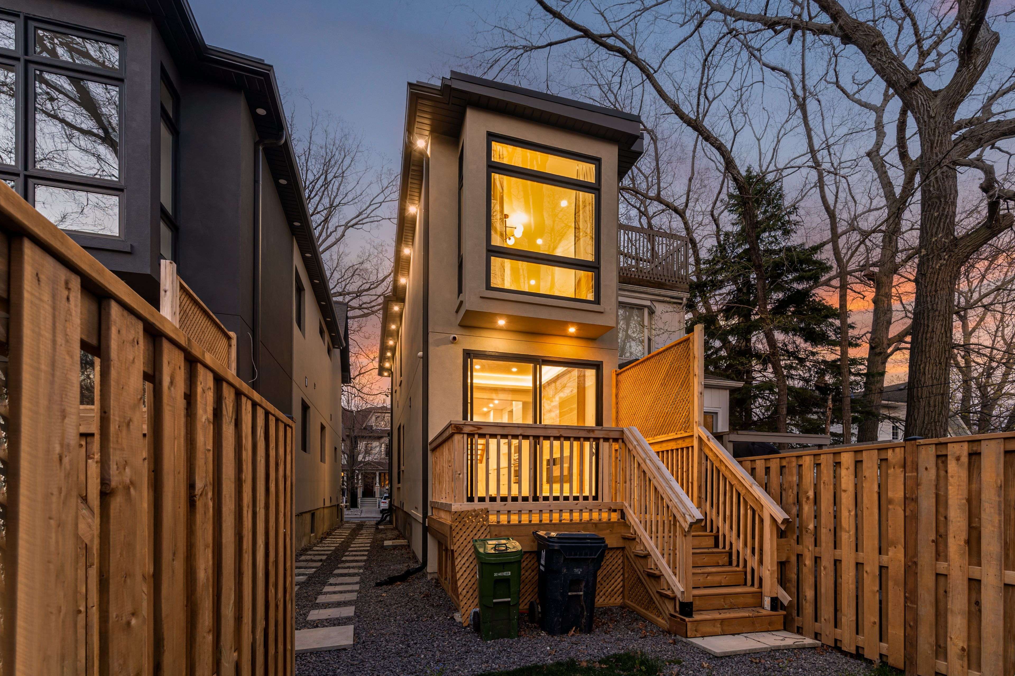 Toronto E02, ON M4E 3K7,230 Willow AVE