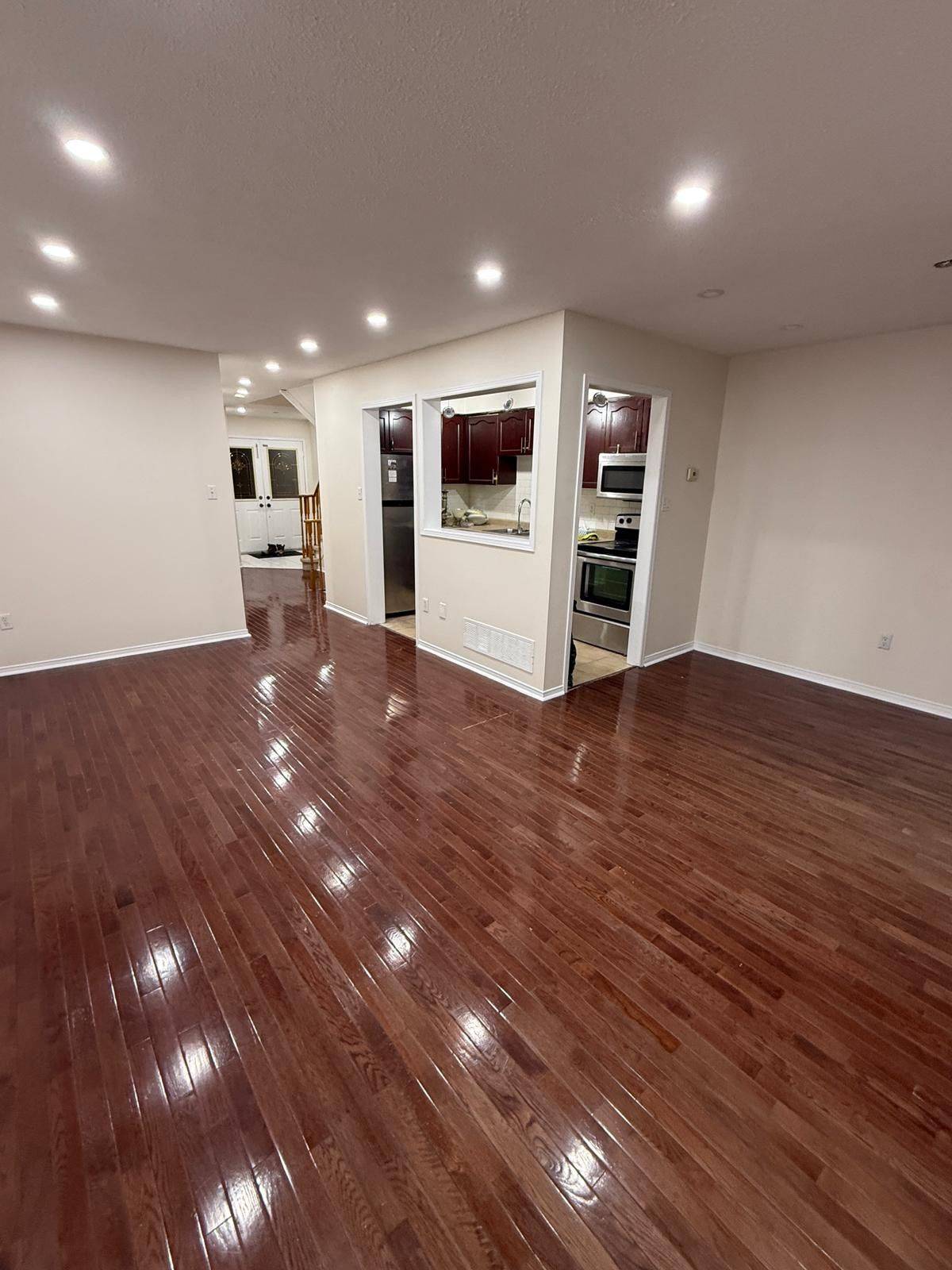 Brampton, ON L6V 4L9,100 Brickyard WAY #70