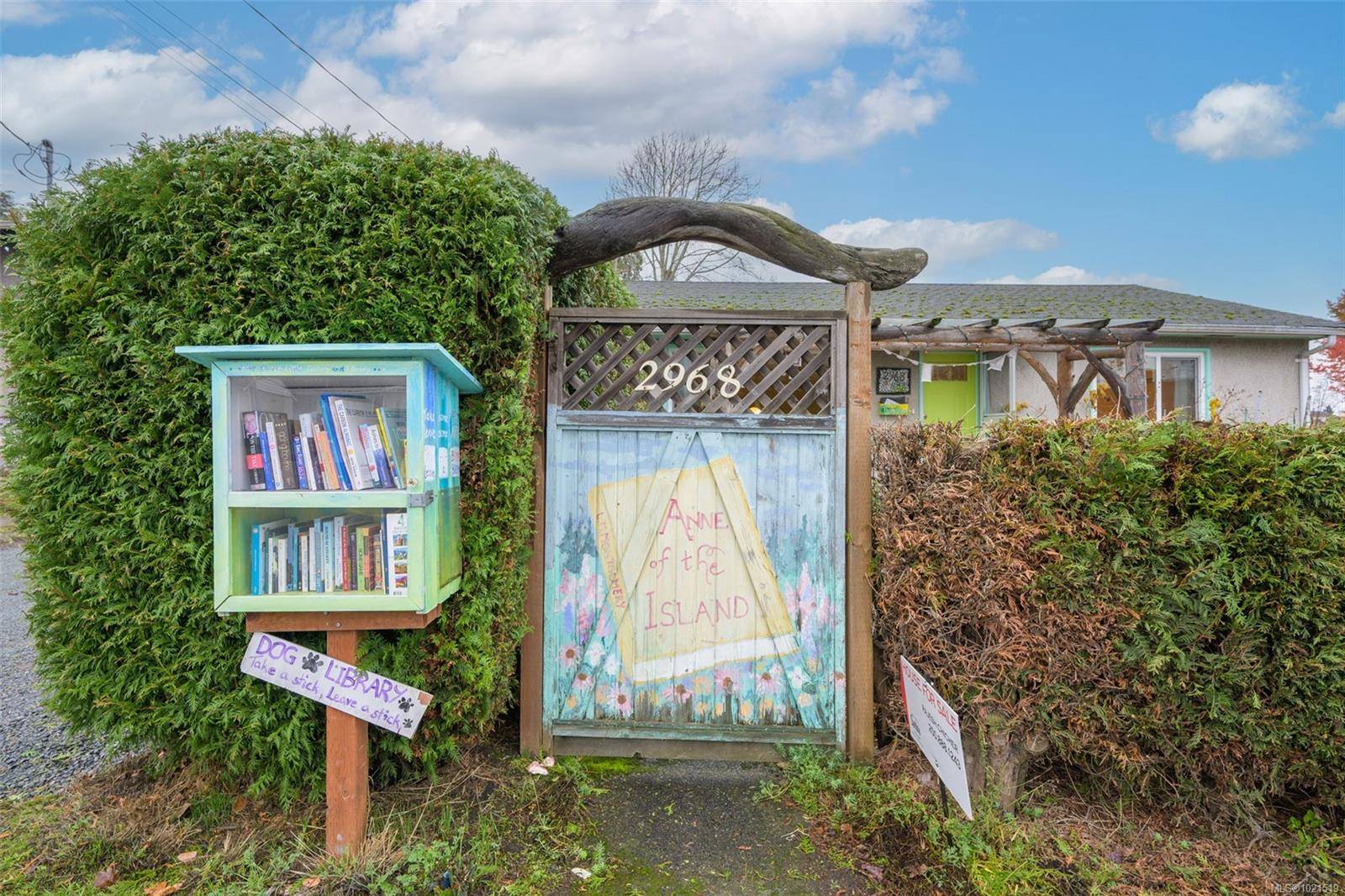 Victoria, BC V8T 3J1,2968 Cedar Hill Rd