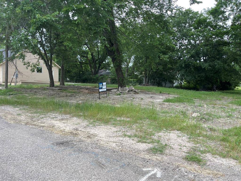 Wolfe City, TX 75496,130 S Manson Street