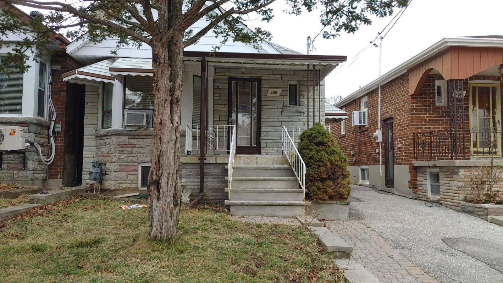 Toronto W04, ON M6B 3M2,138 Times RD #Upper