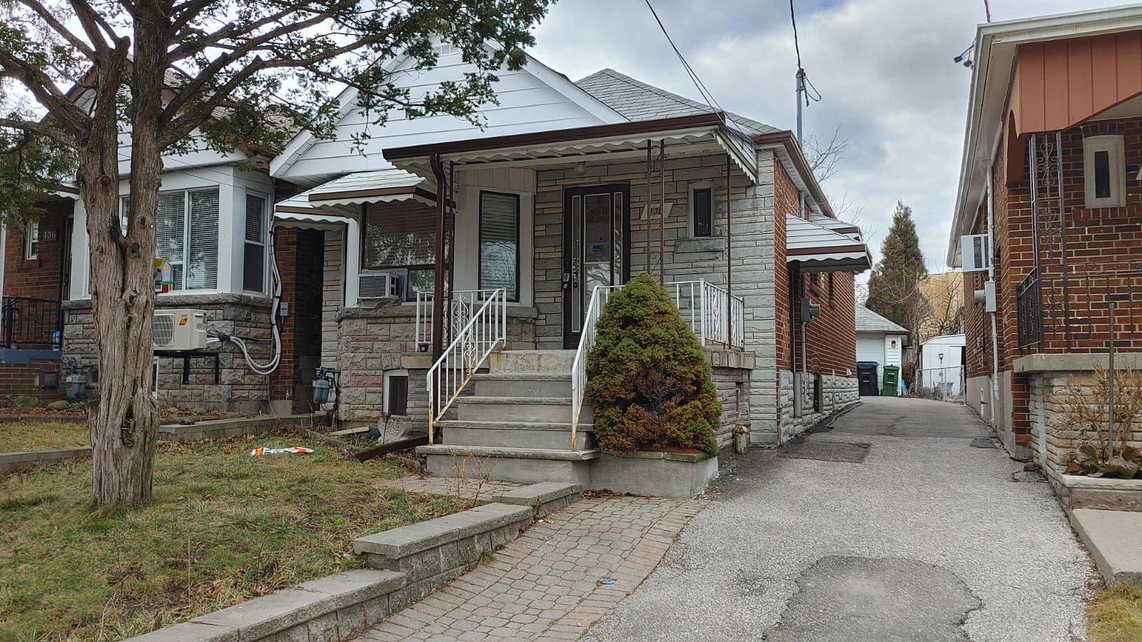 Toronto W04, ON M6B 3M2,138 Times RD #Upper