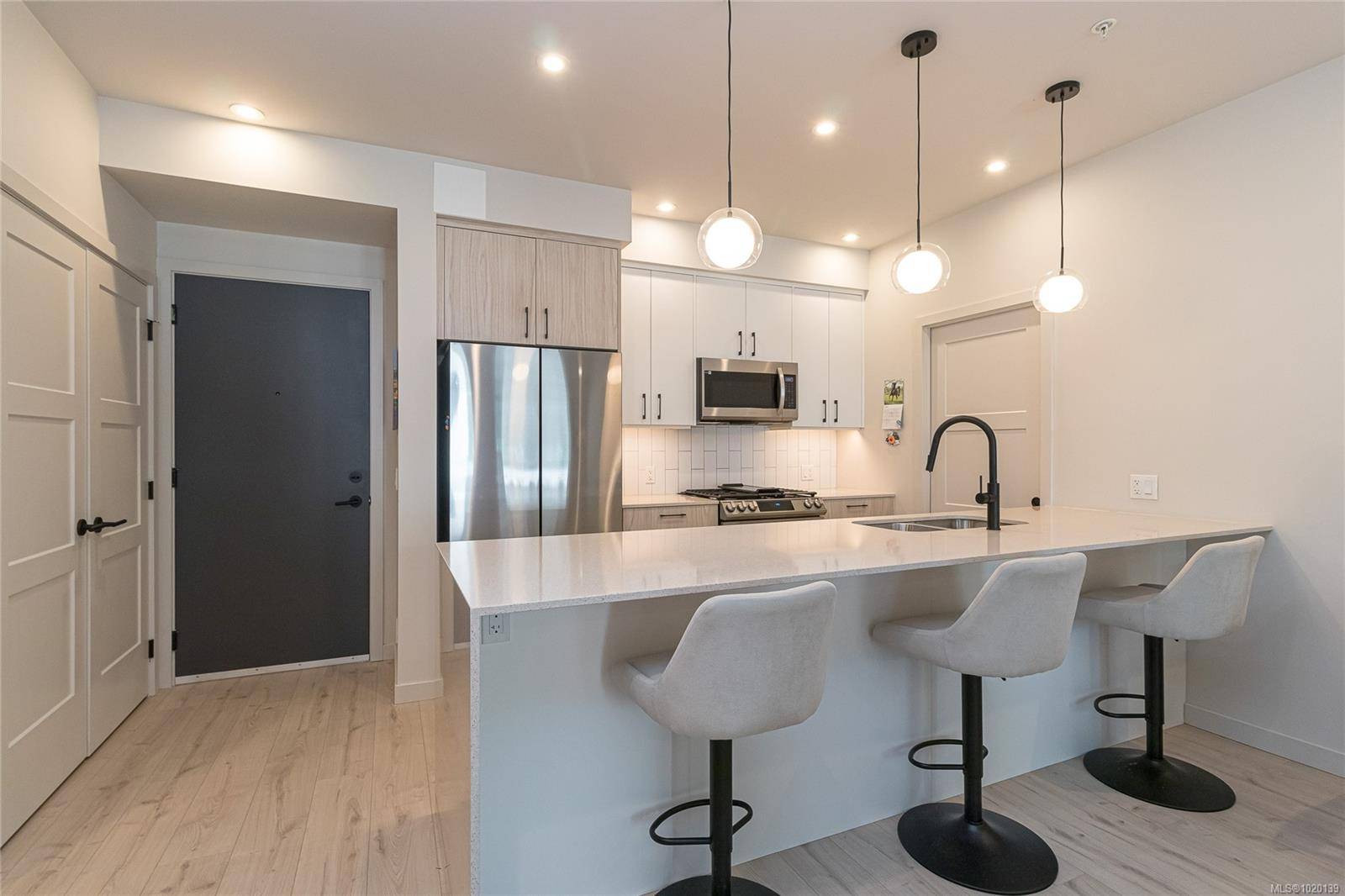 Langford, BC V9B 6W6,958 Pharoah Mews #208