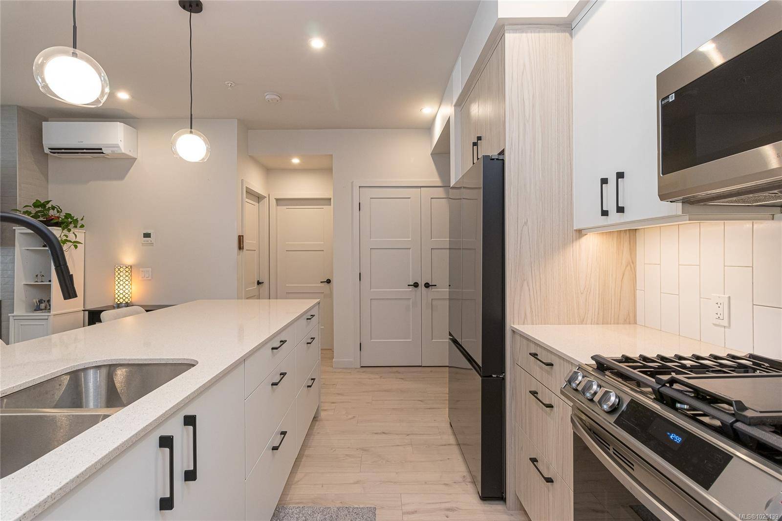 Langford, BC V9B 6W6,958 Pharoah Mews #208