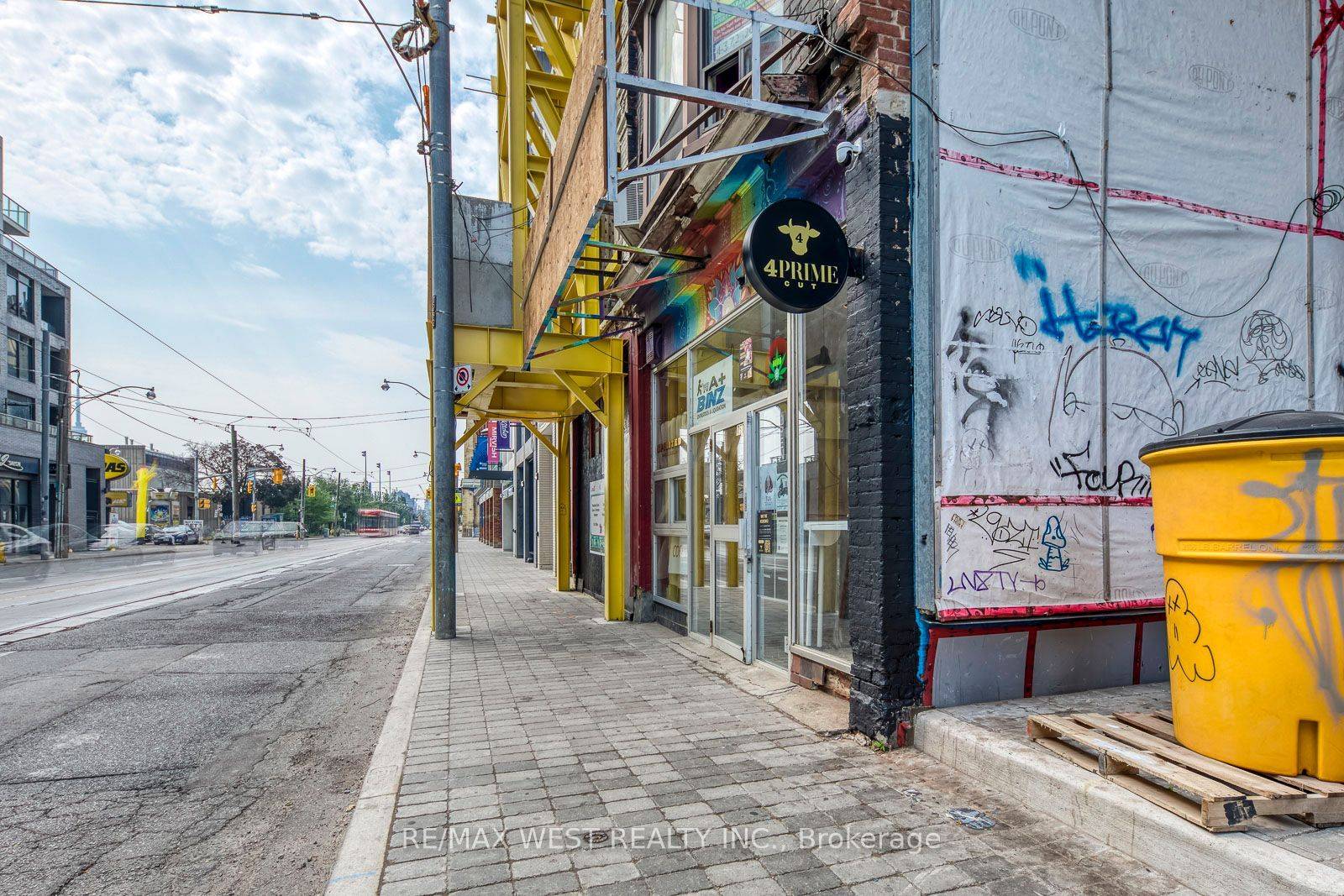 Toronto C01, ON M5S 2R6,758 Bathurst ST