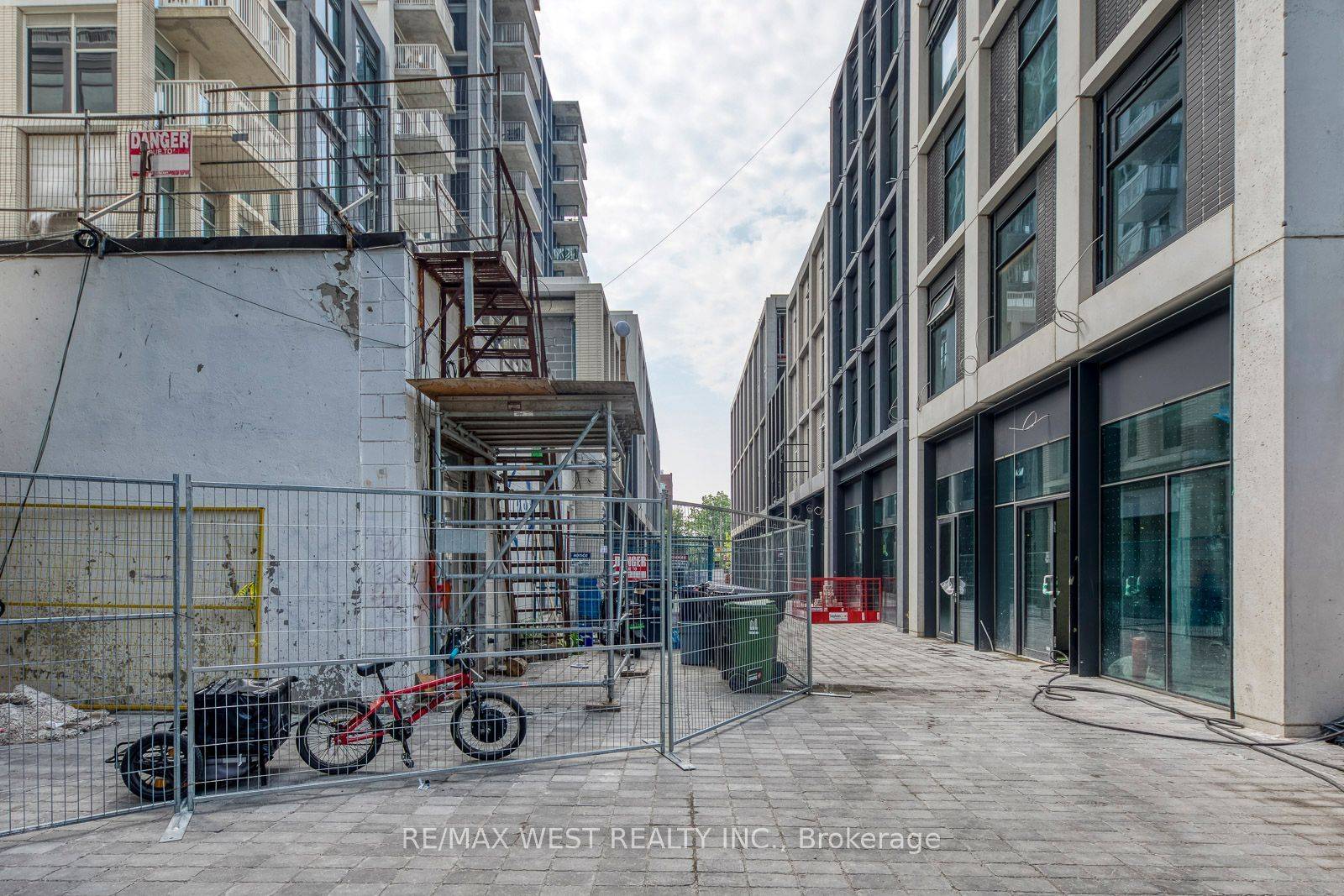 Toronto C01, ON M5S 2R6,758 Bathurst ST