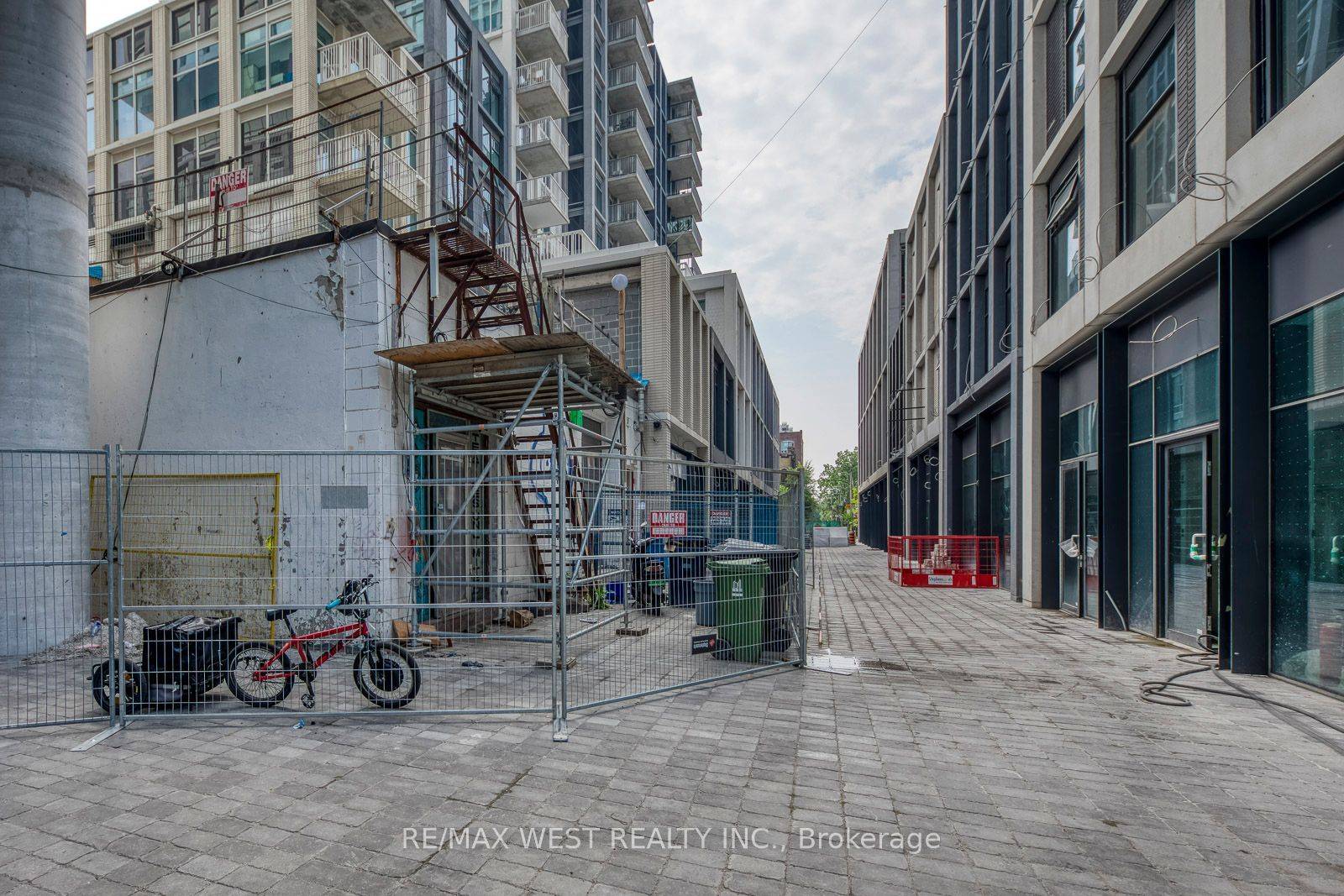 Toronto C01, ON M5S 2R6,758 Bathurst ST