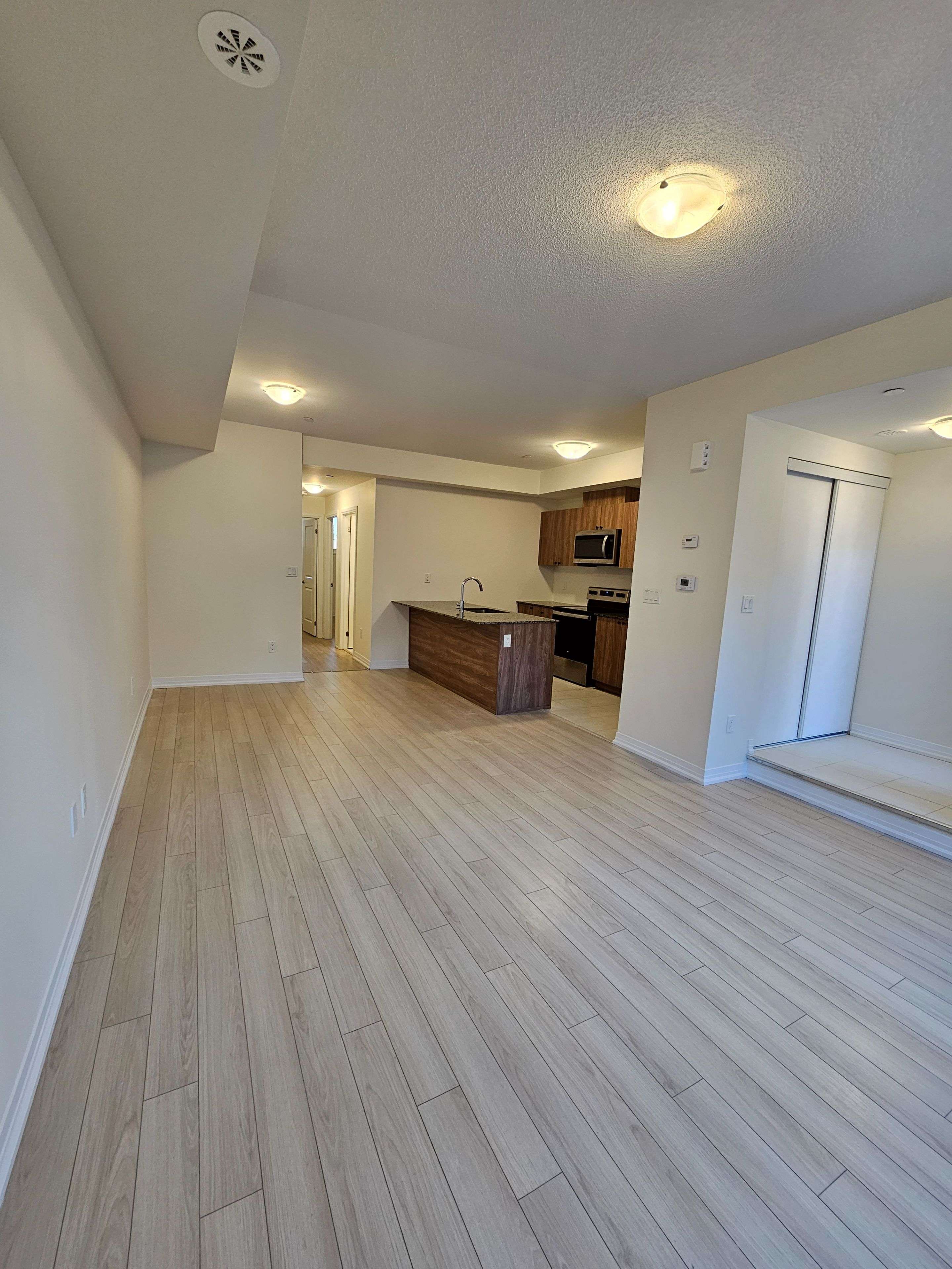 Toronto E11, ON M1B 2P3,155 TAPSCOTT RD ##5