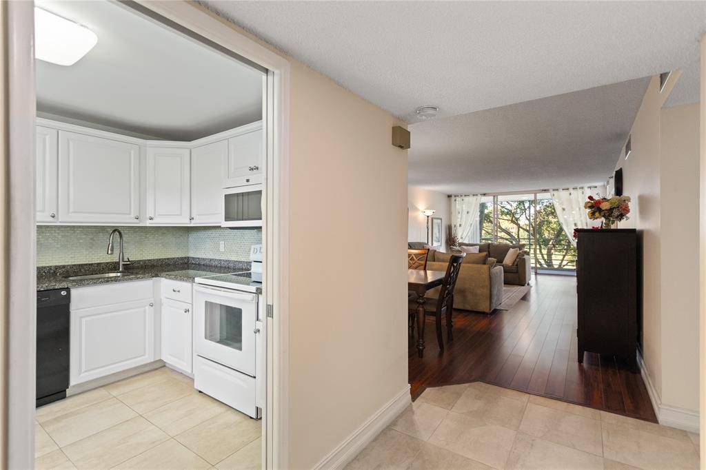 Pompano Beach, FL 33069,4015 W Palm Aire Dr #304