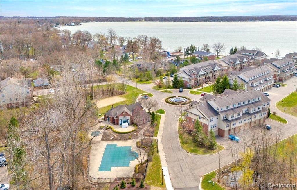 Walled Lake, MI 48390,526 Red Oak CT