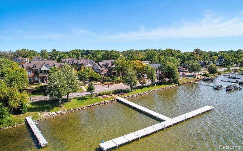 Walled Lake, MI 48390,526 Red Oak CT