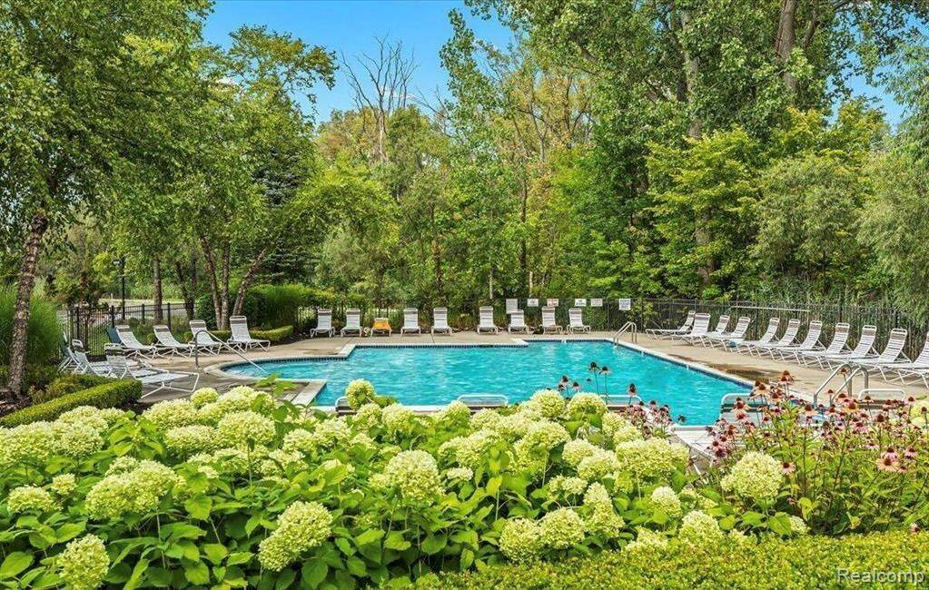 Walled Lake, MI 48390,526 Red Oak CT