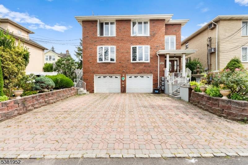 Fort Lee Boro, NJ 07024,2460 1St St