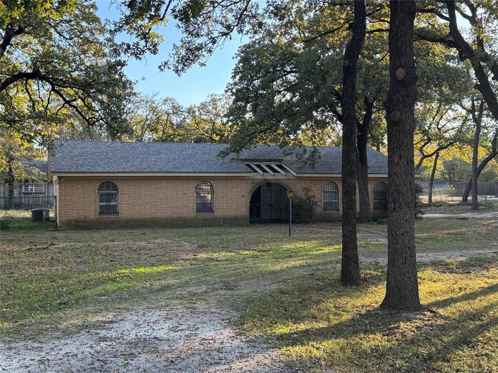 5710 Woodcrest Drive, Fort Worth, TX 76140