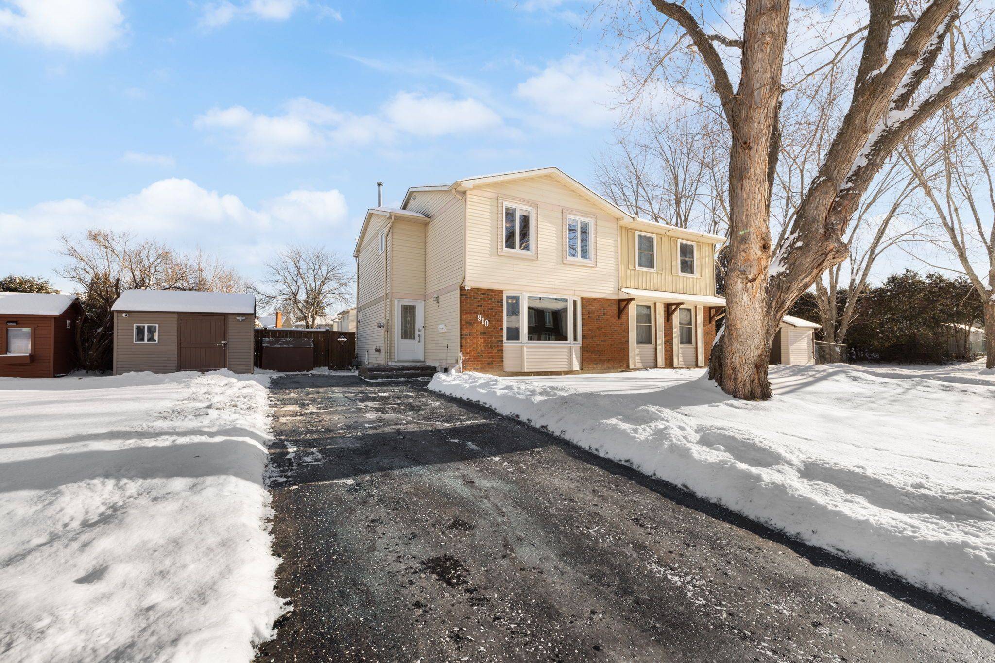 Orleans - Cumberland And Area, ON K1E 1X6,910 Borland DR