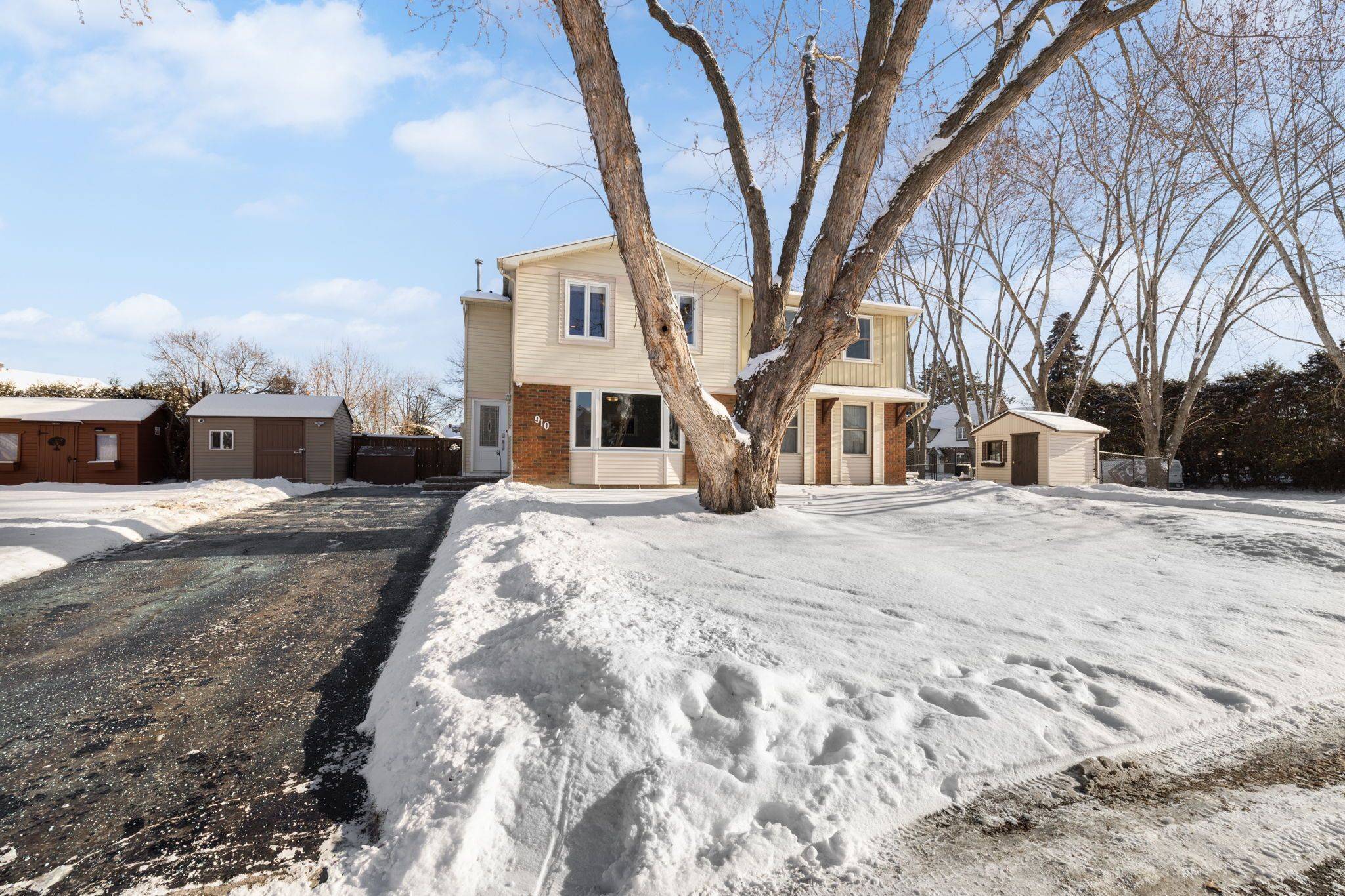 Orleans - Cumberland And Area, ON K1E 1X6,910 Borland DR