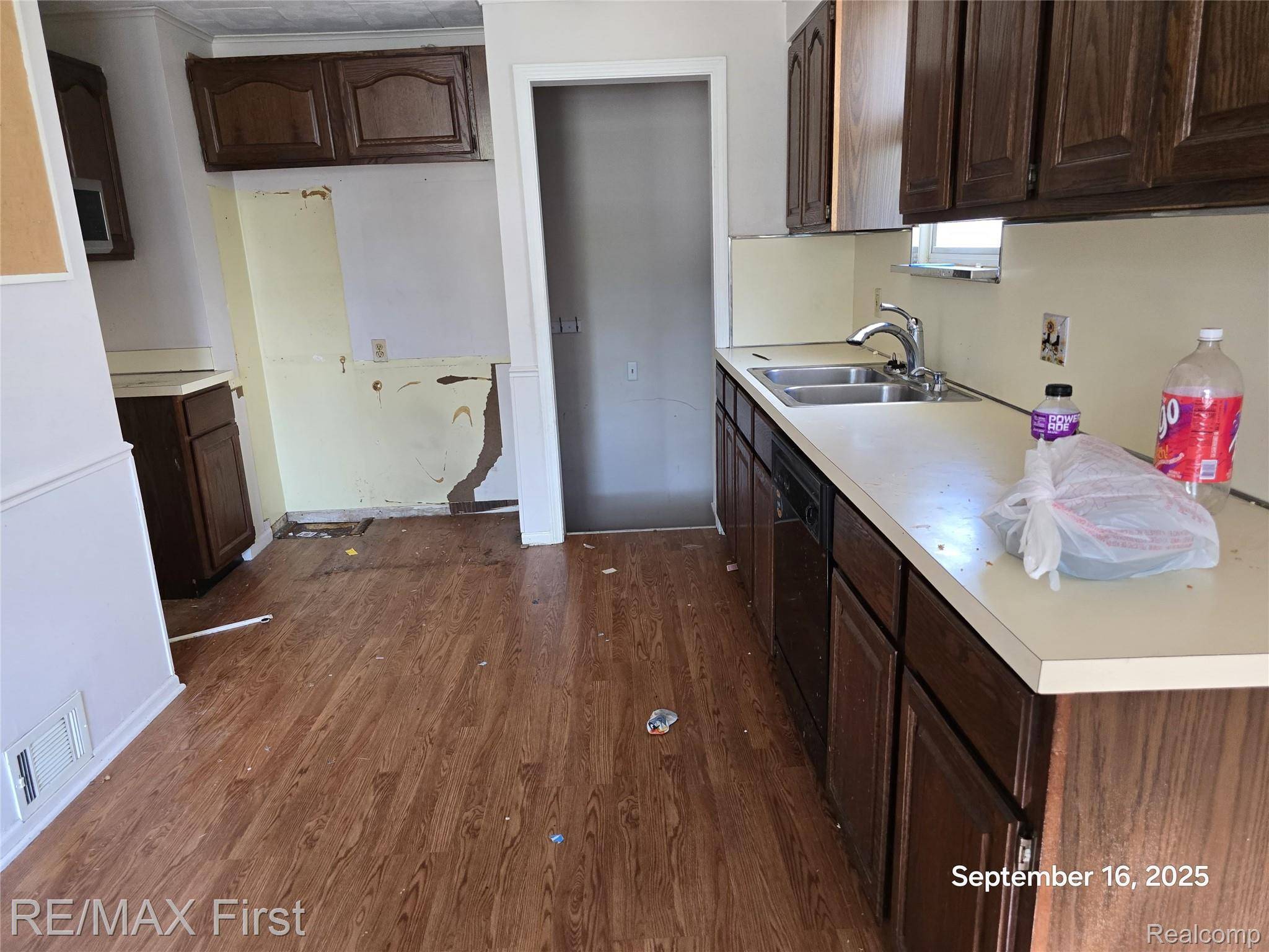 Harper Woods, MI 48225,19341 Woodside ST