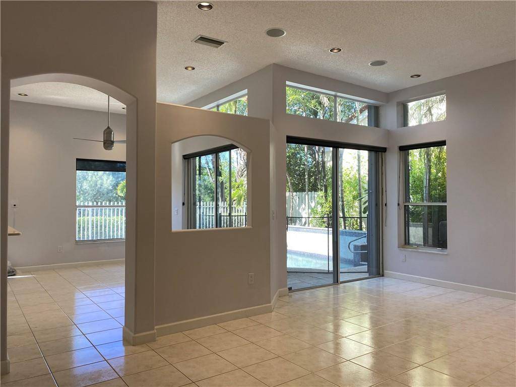 Hollywood, FL 33019,1940 Sweetbay Way