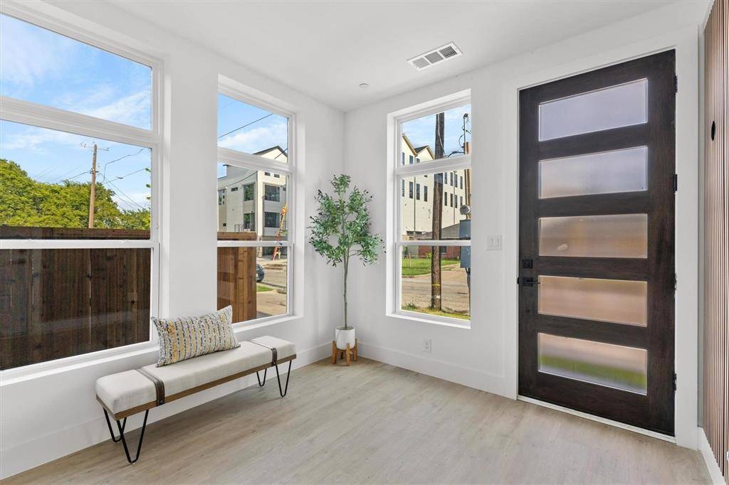 Dallas, TX 75208,727 W 10th Street #101