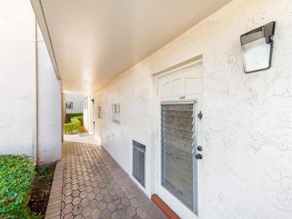 Pembroke Pines, FL 33025,9923 S Hollybrook Lake Dr #109