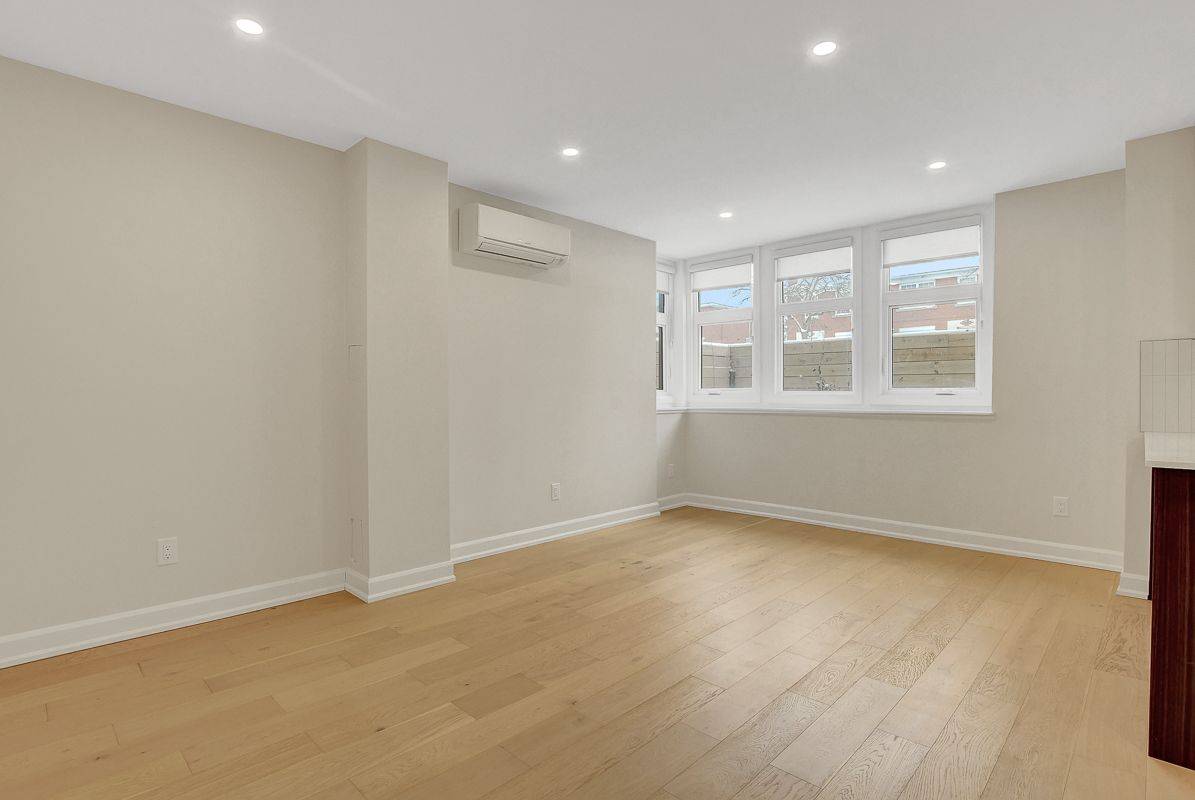 Westboro - Hampton Park, ON K1Z 5N6,417 TWEEDSMUIR AVE #C