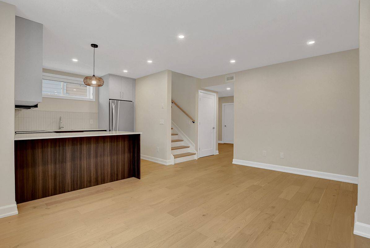 Westboro - Hampton Park, ON K1Z 5N6,417 TWEEDSMUIR AVE #C