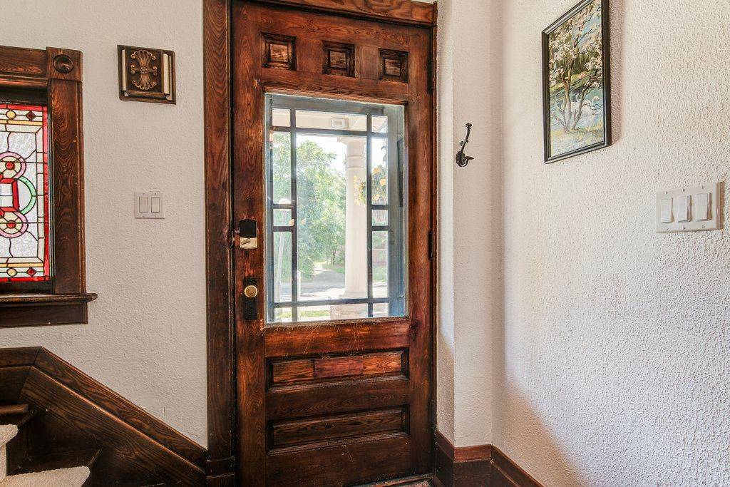 Kitchener, ON N2G 1W7,350 Queen ST S