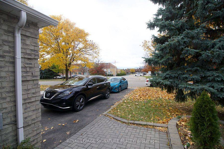 Mississauga, ON L5R 3E8,5125 Salishan CIR