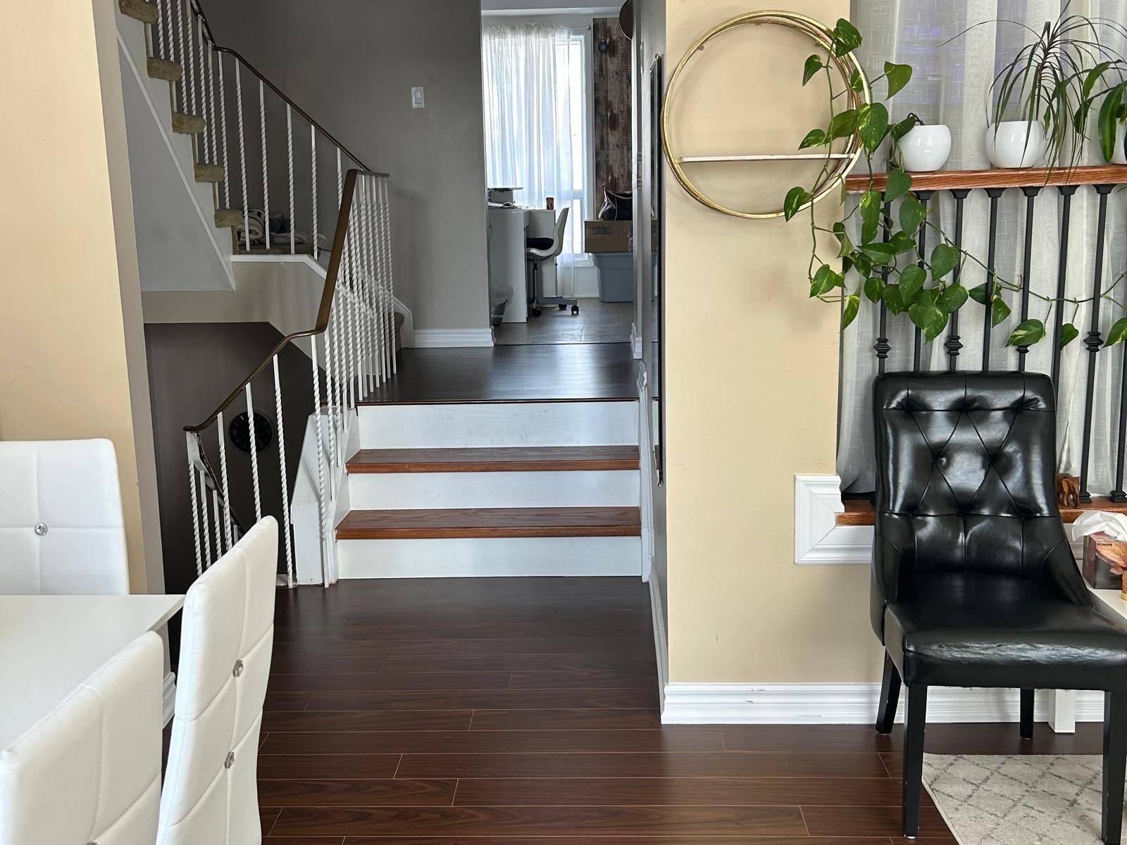 Aurora, ON L4G 3M3,82 Henderson DR #94