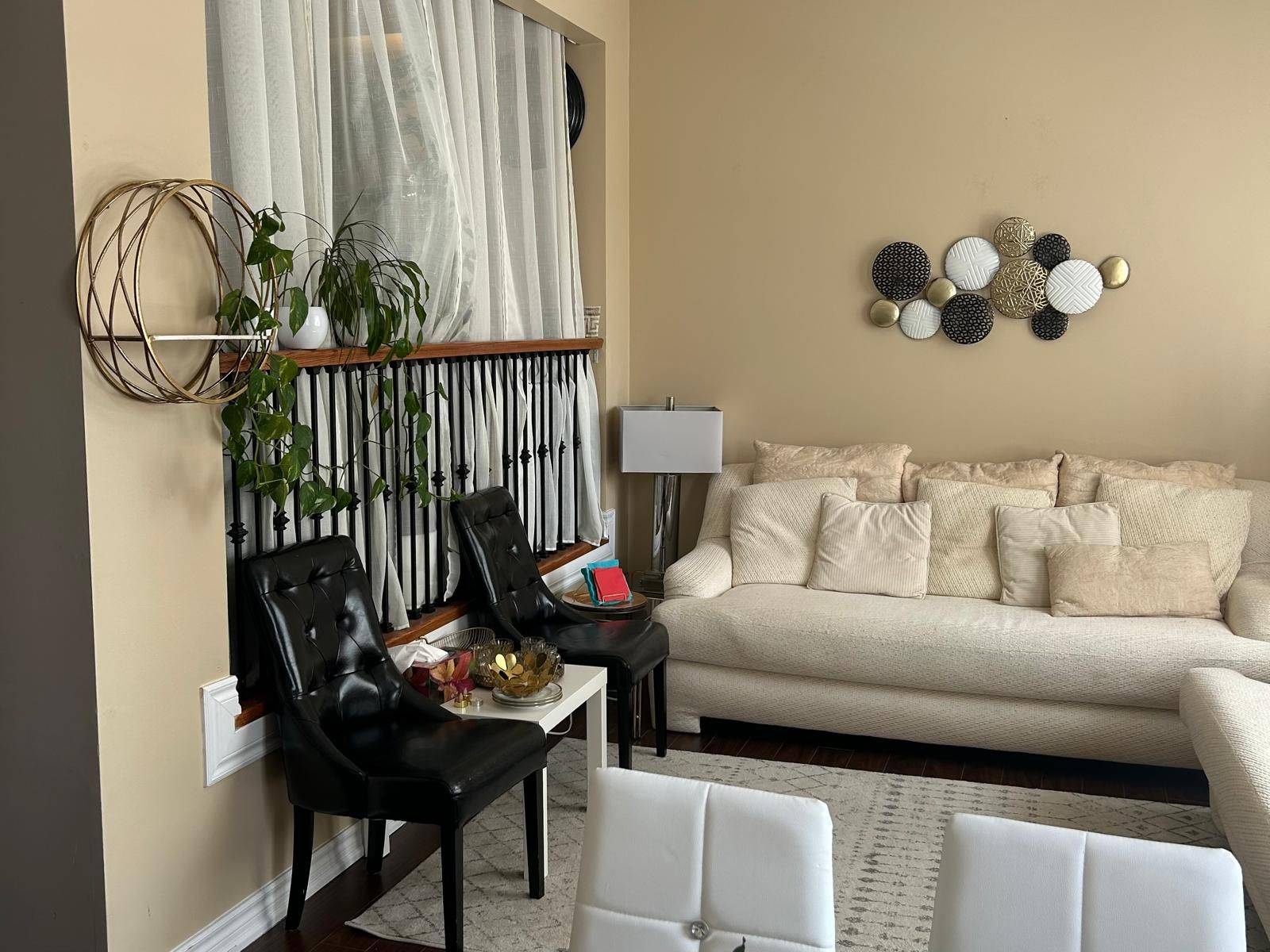 Aurora, ON L4G 3M3,82 Henderson DR #94