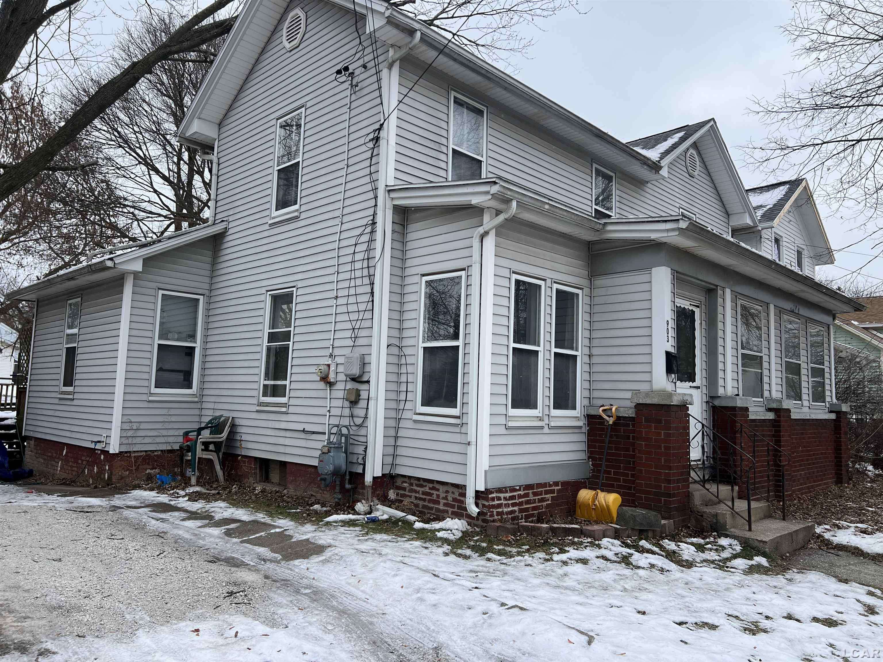 Adrian, MI 49221,903 E Maple ST