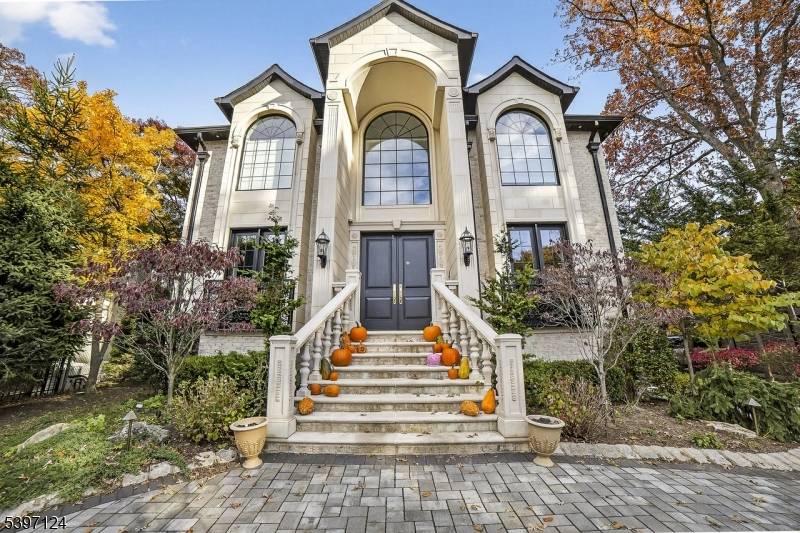 Fort Lee Boro, NJ 07024,1096 Briar Way