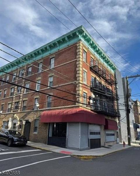 West New York Town, NJ 07093,5902 Madison St