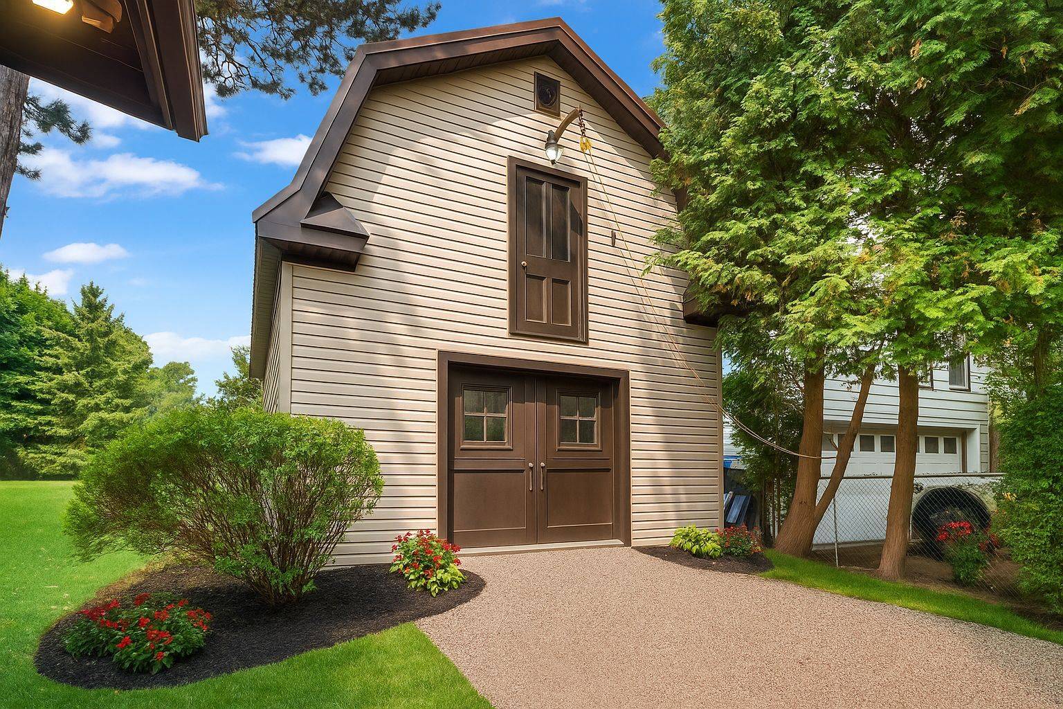 Fort Erie, ON L2A 3J2,735 Niagara BLVD