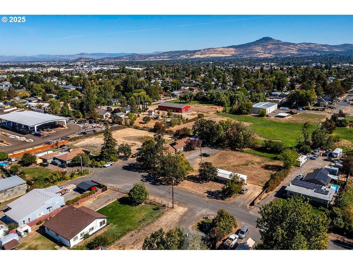 Medford, OR 97501,144 166 REAGER ST