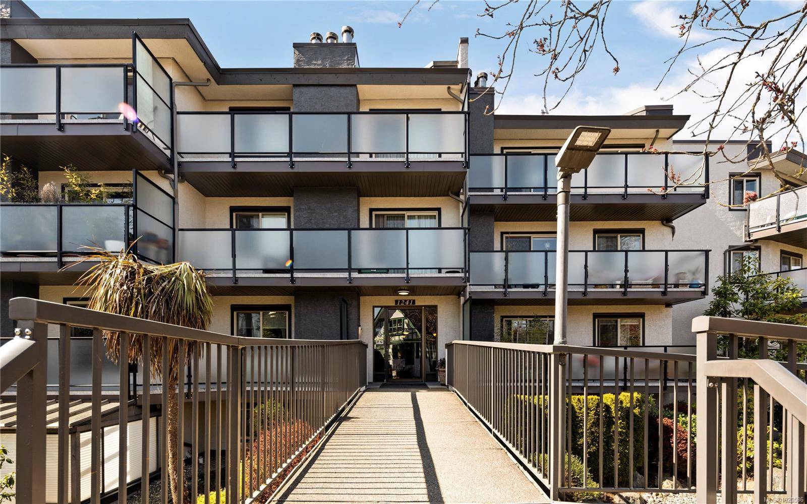 Victoria, BC V8V 3B3,1241 Fairfield Rd #402