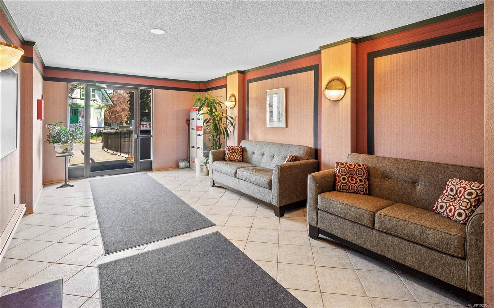 Victoria, BC V8V 3B3,1241 Fairfield Rd #402