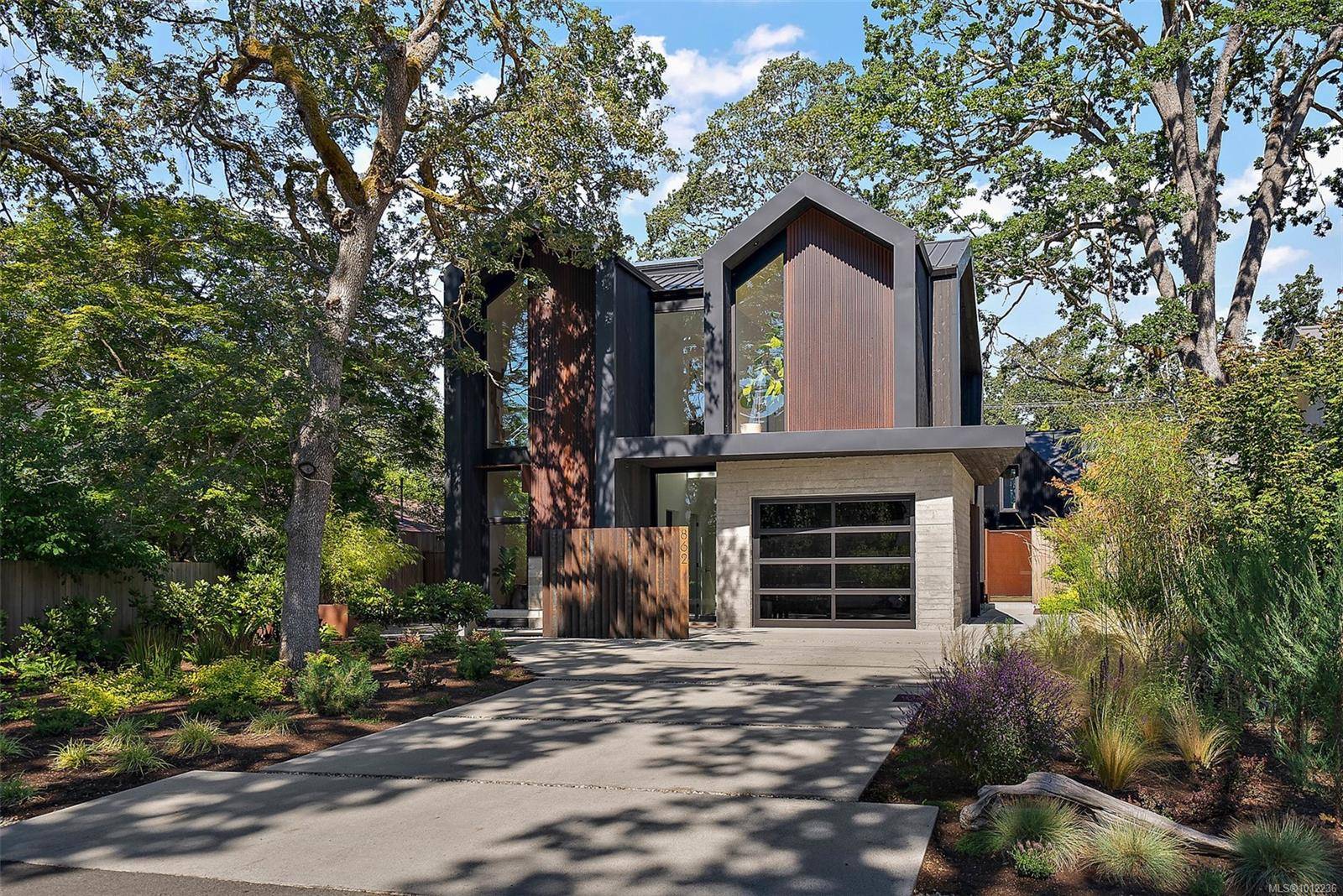 Victoria, BC V8S 4A6,862 Somenos St