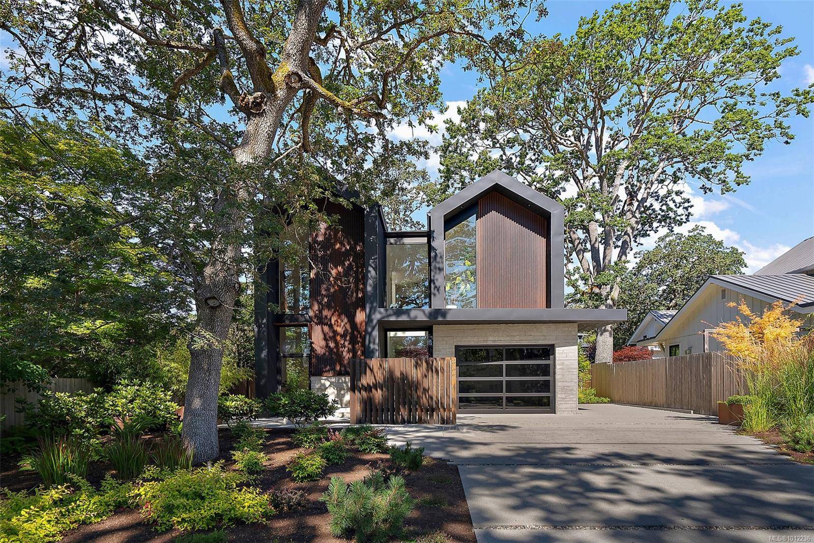 Victoria, BC V8S 4A6,862 Somenos St